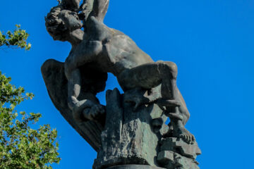 "escultura del ángel caído en el parque del Retiro"