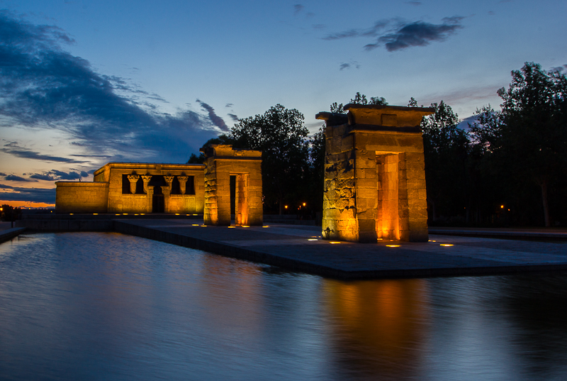 Templo de Debod al atardecer. Foto nocturna con hora azul