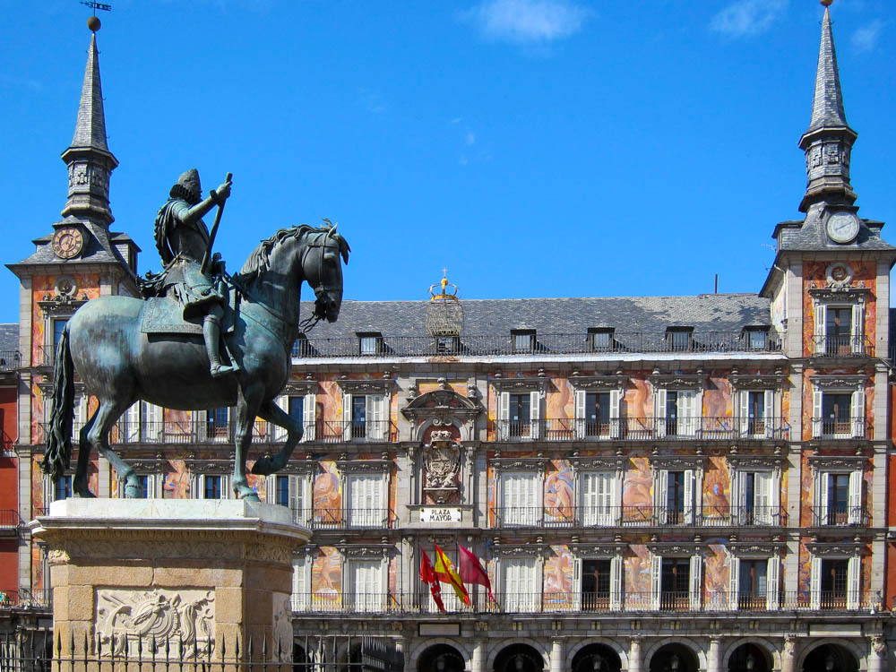 Madrid Half day Plaza Mayor view with sculpture
