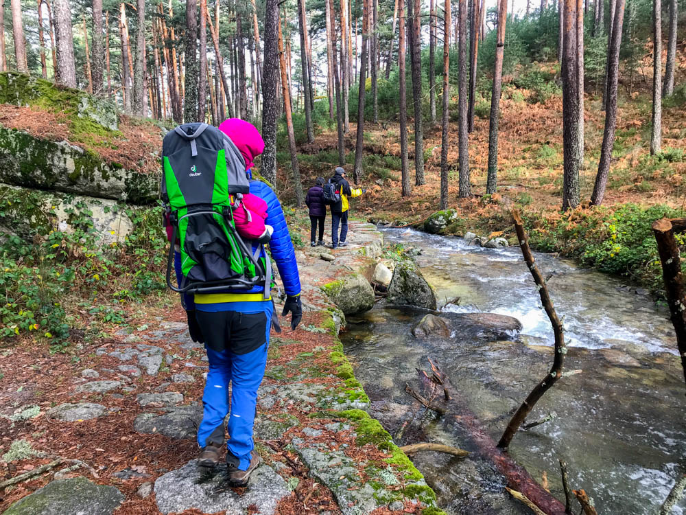 familia paseando junto al río en el camino de pesquerías reales